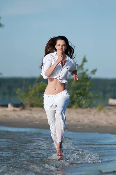 Donna sportiva che corre sull'acqua — Foto Stock