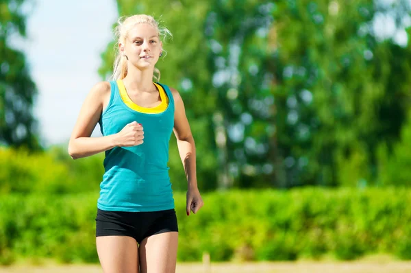 Jonge vrouw met groene park — Stockfoto