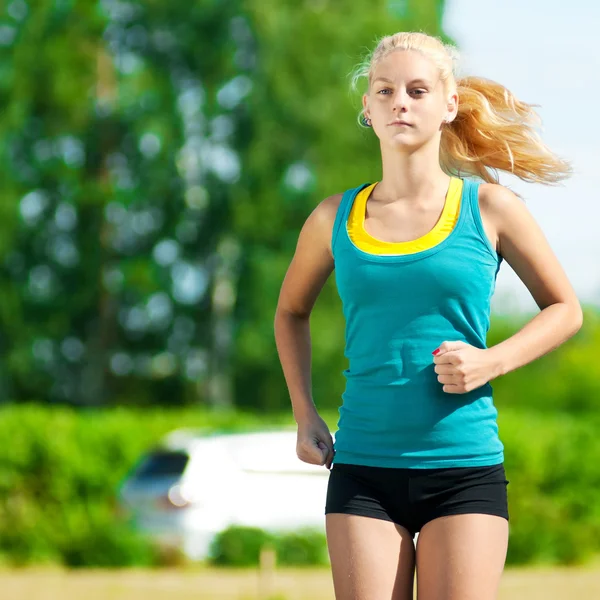 Mujer joven corriendo en el parque verde —  Fotos de Stock