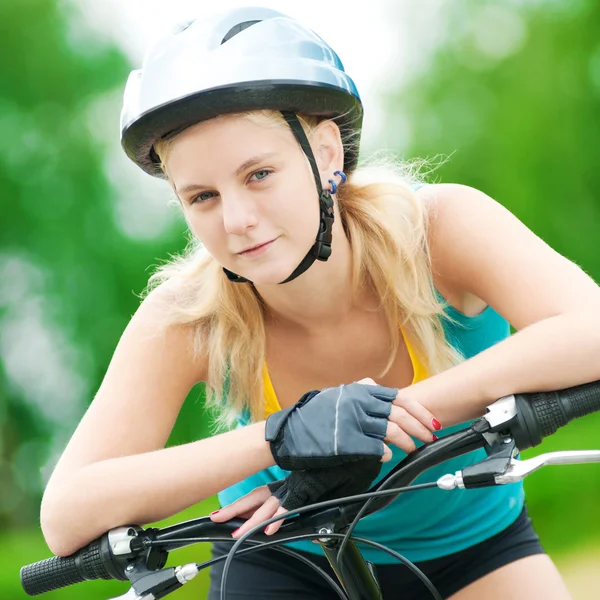 Jonge lachende vrouw op fiets — Stockfoto