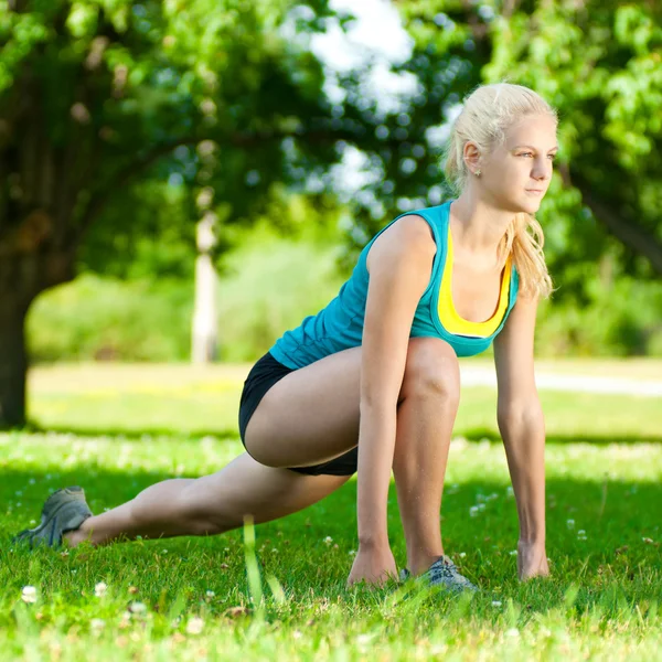 Jovem mulher fazendo exercício de ioga — Fotografia de Stock