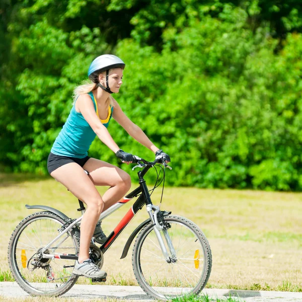 自転車に若い笑顔の女性 — ストック写真