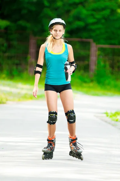 Mujer joven en patines — Foto de Stock