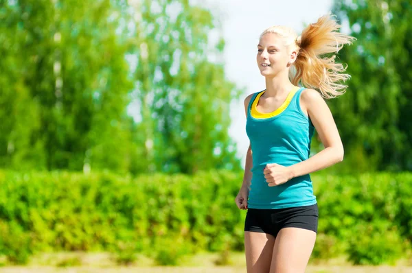 Jonge vrouw met groene park — Stockfoto