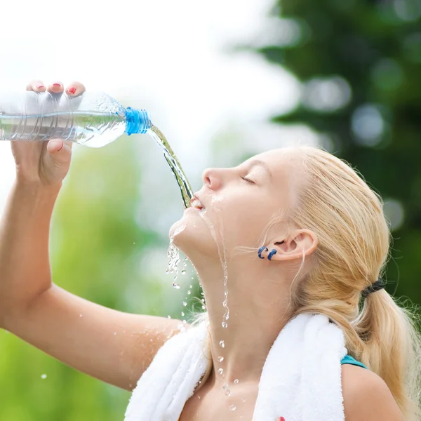 Žena pitná voda po cvičení — Stock fotografie