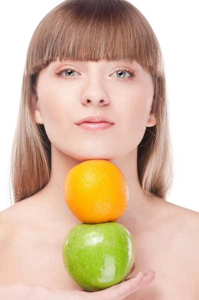 Γυναίκα νέων ομορφιά με πράσινο μήλο και πορτοκάλι — Φωτογραφία Αρχείου
