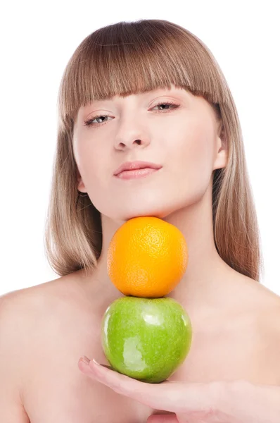Γυναίκα νέων ομορφιά με πράσινο μήλο και πορτοκάλι — Φωτογραφία Αρχείου