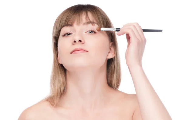 Mooie vrouw met aanzienlijk make-up borstel — Stockfoto