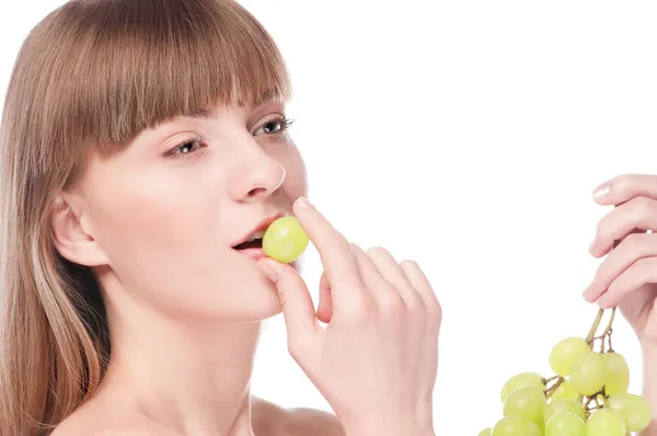 Schöne junge Frau mit grünen Trauben — Stockfoto