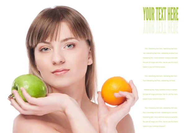 Mujer joven belleza con manzana verde y naranja — Foto de Stock