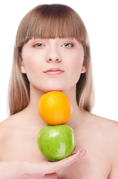 Schoonheid van de jonge vrouw met groene apple en oranje — Stockfoto