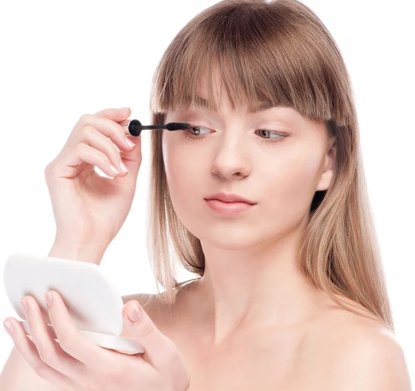 Mooie vrouw met aanzienlijk make-up borstel — Stockfoto