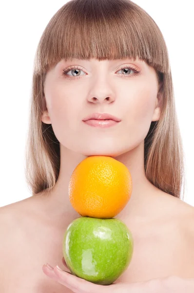 Schoonheid van de jonge vrouw met groene apple en oranje — Stockfoto