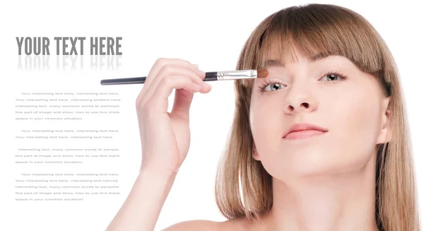 Mooie vrouw met aanzienlijk make-up borstel — Stockfoto