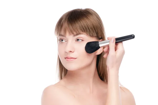 Mooie vrouw met aanzienlijk make-up borstel — Stockfoto