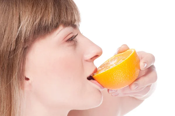 Jeune femme de beauté avec orange — Photo