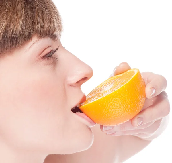 Jeune femme de beauté avec orange — Photo