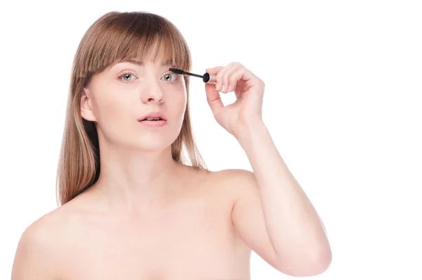 Hermosa mujer con maquillaje cepillo — Foto de Stock