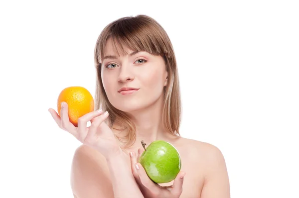 Junge Frau mit grünem Apfel und Orange — Stockfoto