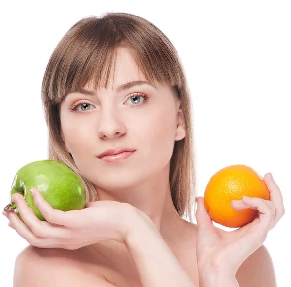 Mladá žena s zelené jablko a pomeranč — Stock fotografie