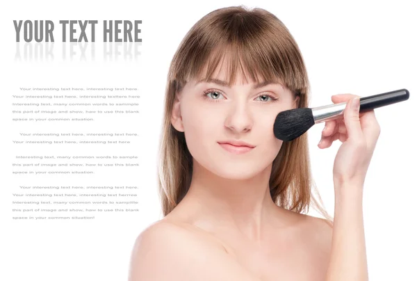 Schöne Frau mit Make-up Pinsel — Stockfoto