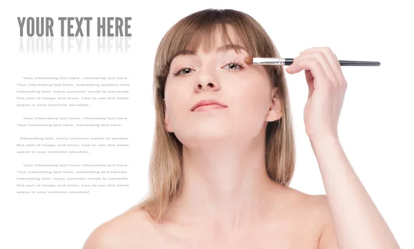 Mooie vrouw met aanzienlijk make-up borstel — Stockfoto