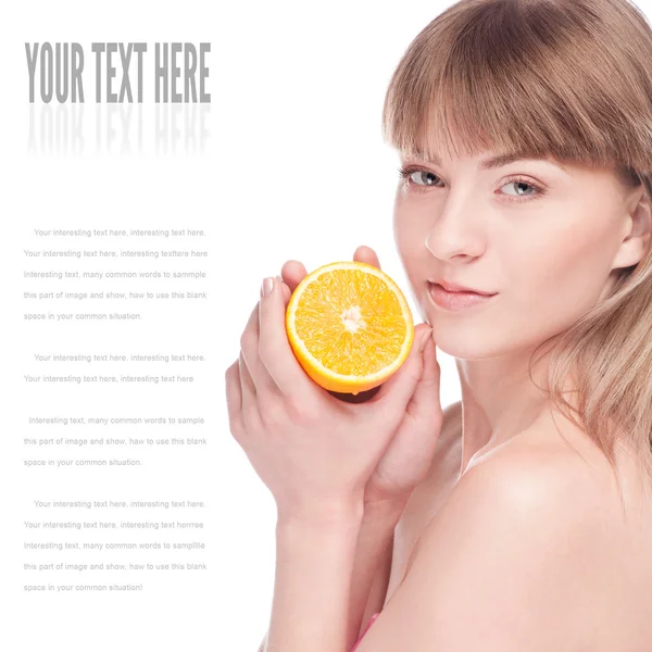 Mujer joven belleza con naranja — Foto de Stock