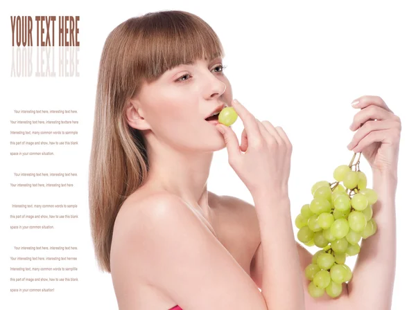 Hermosa joven con uva verde — Foto de Stock
