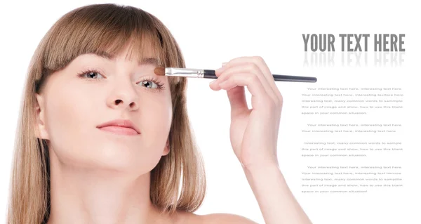 Mooie vrouw met aanzienlijk make-up borstel — Stockfoto