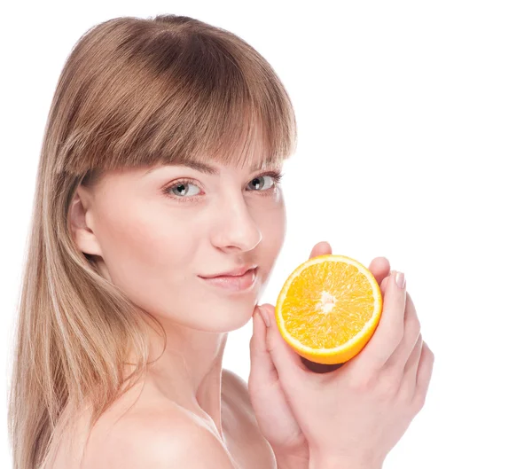 Γυναίκα νέων ομορφιά με πορτοκάλι — Φωτογραφία Αρχείου