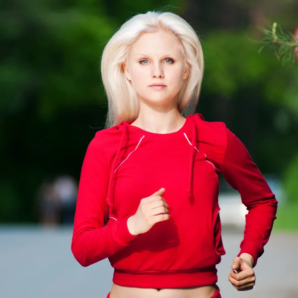 Bella donna che corre nel parco — Foto Stock