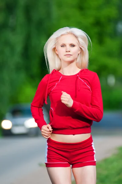 Hermosa mujer corriendo en el parque —  Fotos de Stock