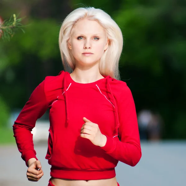 Schöne Frau läuft im Park — Stockfoto