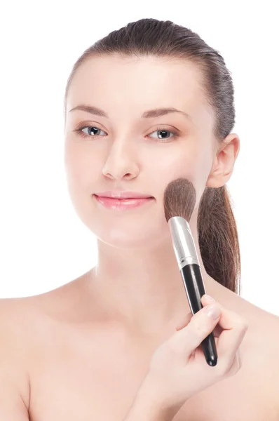 Mooie vrouw met aanzienlijk make-up borstel — Stockfoto