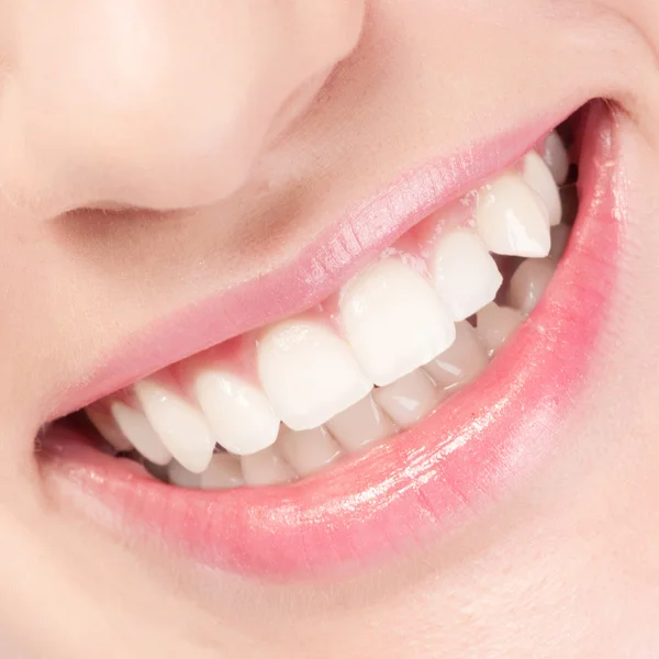 yakın çekim yüz güzelliği genç kadın. dudak bölgesi