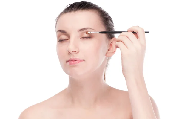 Mooie vrouw met aanzienlijk make-up borstel — Stockfoto