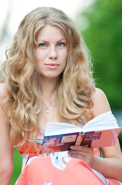 美丽的年轻女子读的书 — 图库照片