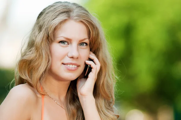 Frau telefoniert mit Handy — Stockfoto