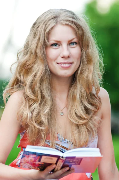 güzel bir genç kadın kitap okumak