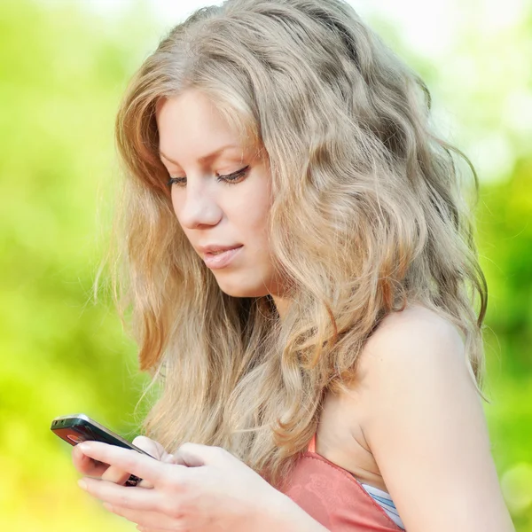 女性が携帯電話で — ストック写真