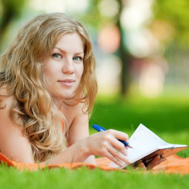 güzel bir genç kadın çalışma