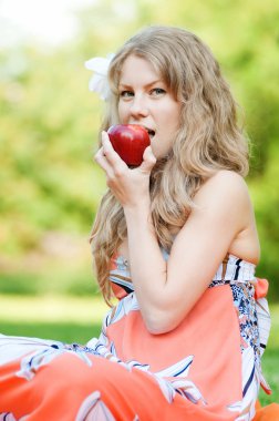 Kırmızı elmalı güzel kadın.
