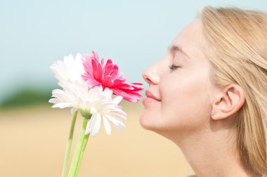 buğday alanında piknik üzerinde mutlu bir kadın