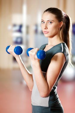 güzel spor kadın dumbbell ile egzersiz yaparak