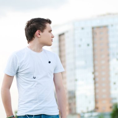 parkta genç çekici bir adam portresi