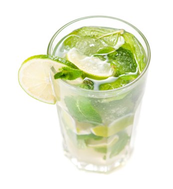 Mojito üzerine beyaz kokteyl