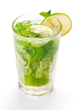 Mojito üzerine beyaz kokteyl