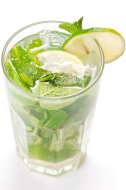 Mojito üzerine beyaz kokteyl
