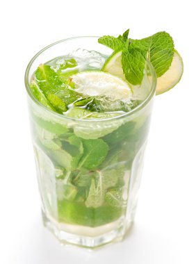 Mojito üzerine beyaz kokteyl
