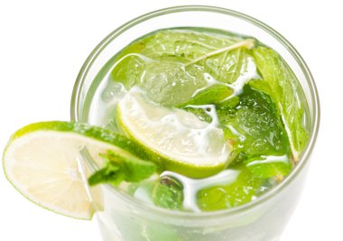 Mojito üzerine beyaz kokteyl